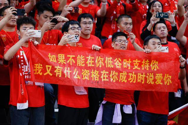 约翰逊：文班亚马在新赛季将增强组织进攻能力